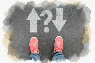 Válts irányt, ha eltévedtél! Adventi naptár illusztráció: Vízfestmény egy cipőben álló személy lábairól az aszfalton, ahol egy fel és egy le mutató nyíl között egy nagy kérdőjel jelzi a bizonytalan utat és az irányváltás szükségességét.